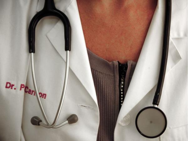 (FILES) This file photo taken on October 19, 2009 shows a doctor with stethoscope in Manassas, Virginia.  Female doctors at public medical schools across the United States earn a<em></em>bout $20,000 less per year than men, a study found July 11, 2016, offering more evidence of a persistent pay gap between men and women. The findings in the Journal of the American Medical Association (JAMA) Internal Medicine were ba<em></em>sed on salary data for academic physicians at 24 public medical schools in 12 states.  / AFP PHOTO / KAREN BLEIERKAREN BLEIER/AFP/Getty Images ORG XMIT: Female do