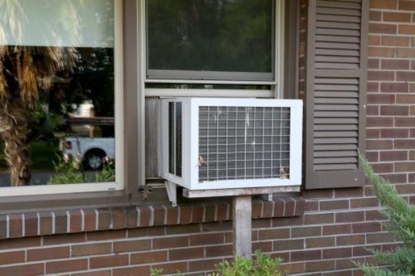 A old window unit air co<em></em>nditioner still being used by people whom don't have central air.